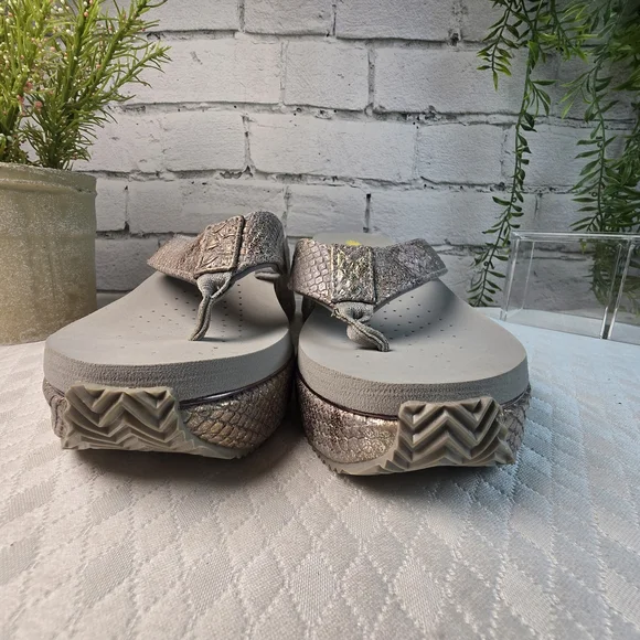 Volatile Metallic Taupe Snake-Texture Wedge Thong Sandals PLATFORM SUMMER SIZE 7 - Picture 6 of 9